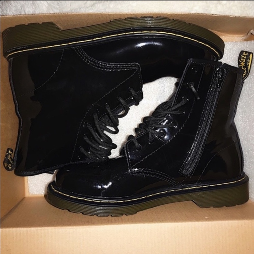 Dr. Martens Black Patent Lamper Delaney